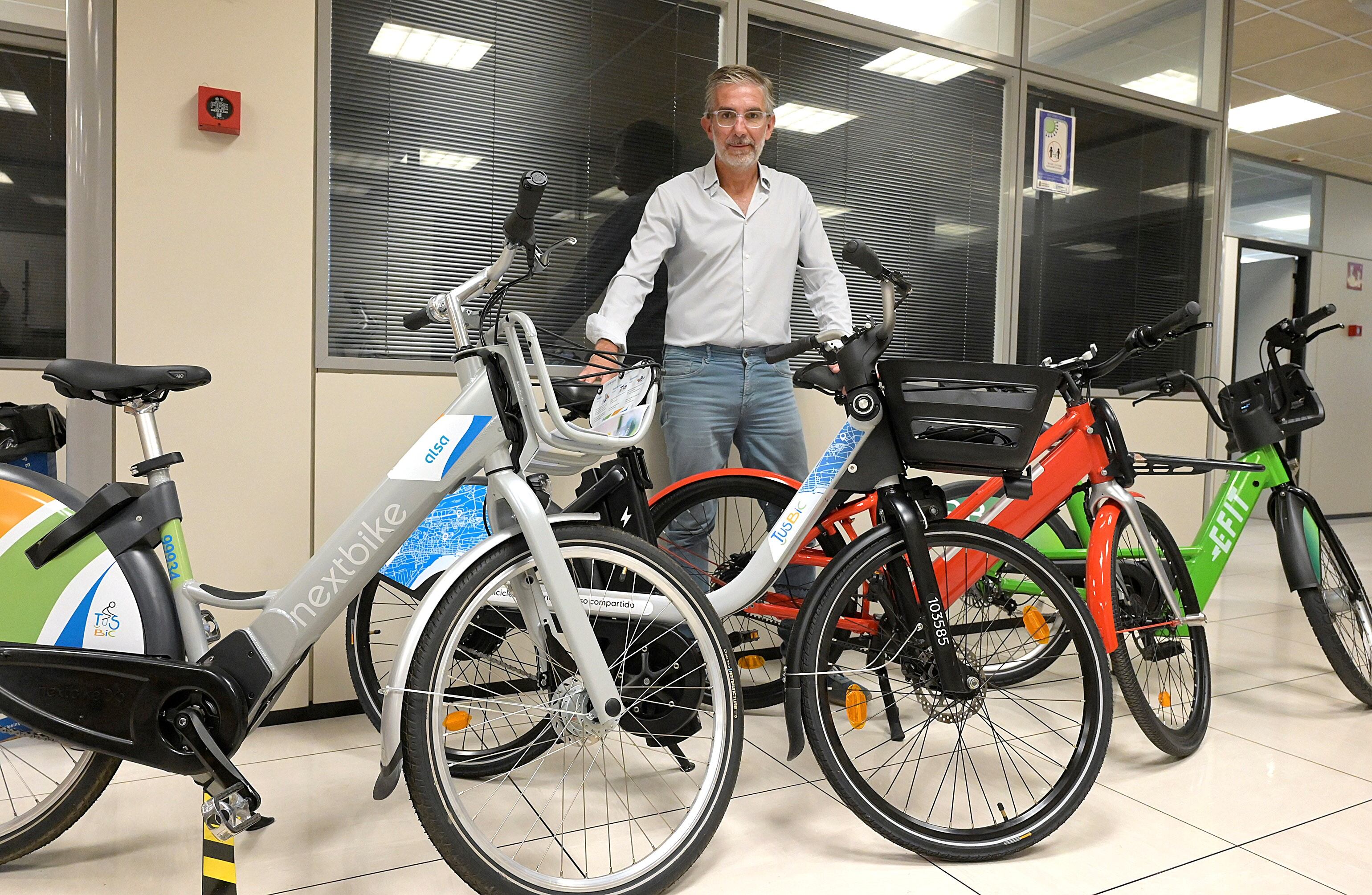 César Díaz con varias bicicletas eléctricas.