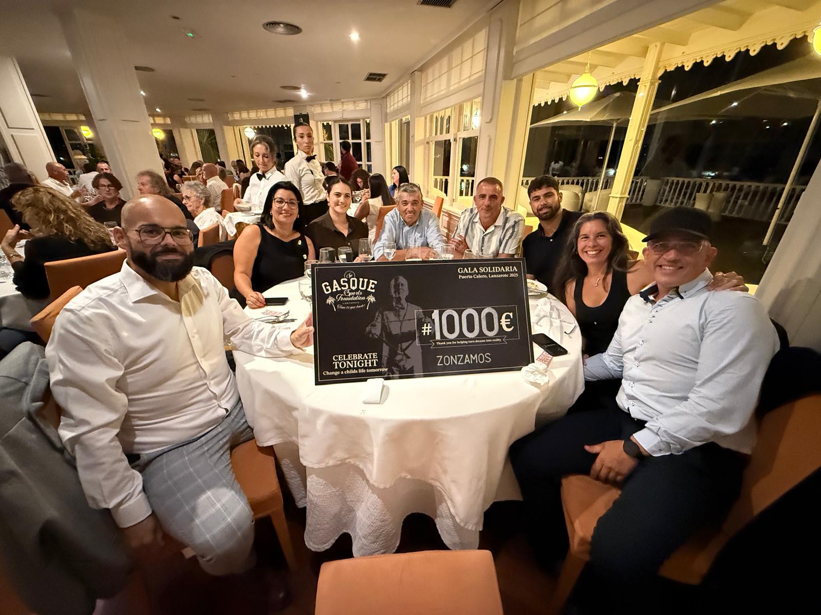 Representantes del CB Zonzamas y de la Gasque Sports Foundation.