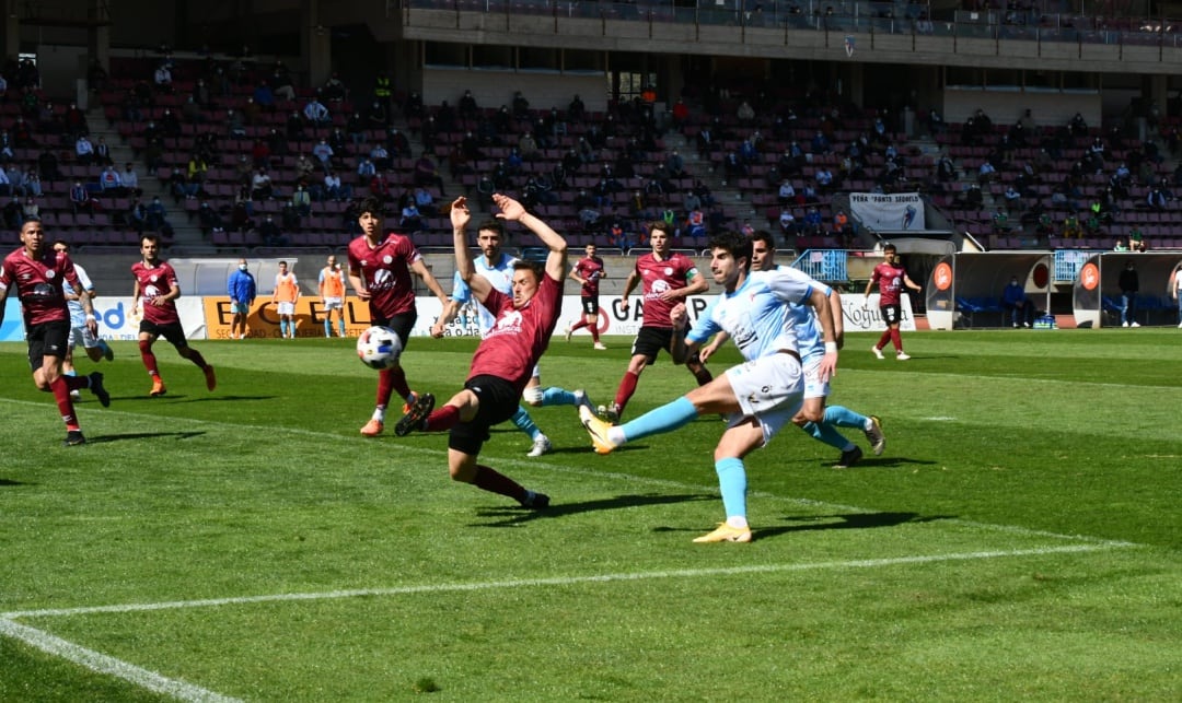 Instante en el que David Soto conecta el remate que propició el gol del empate