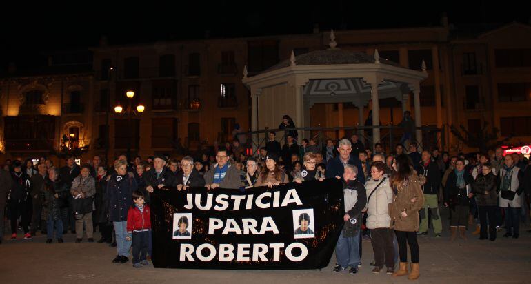 Concentración en la Plaza de Navarra, pidiendo justicia para Roberto.