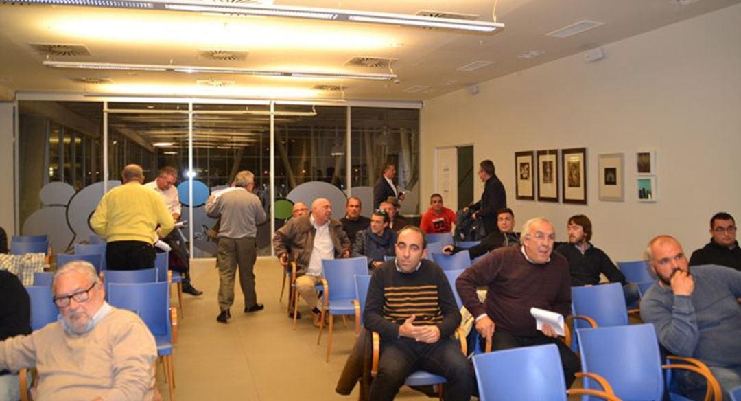 Socios abandonando la asamblea.