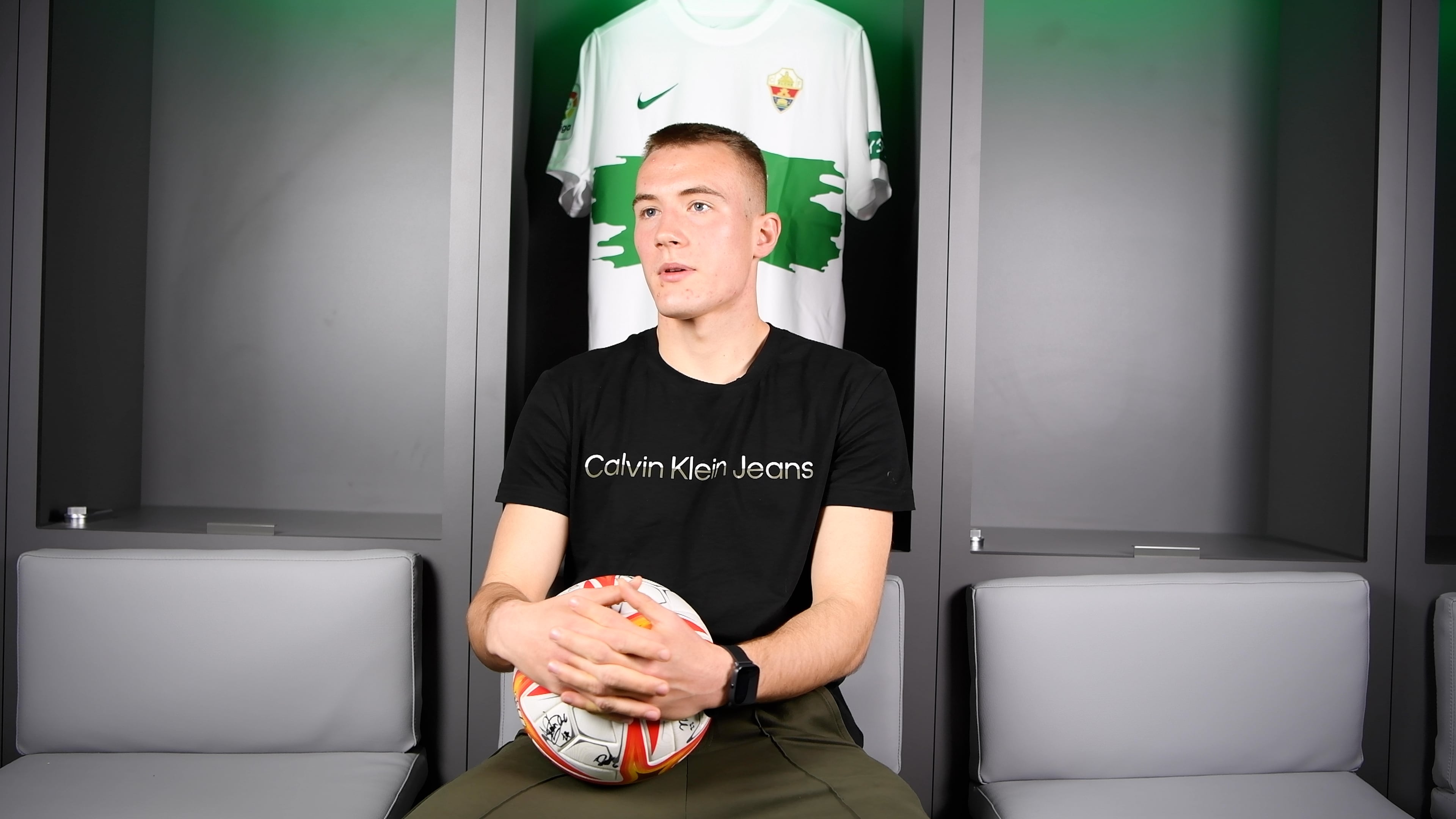 Branislav Knezevic posa con un balón en el vestuario del Elche