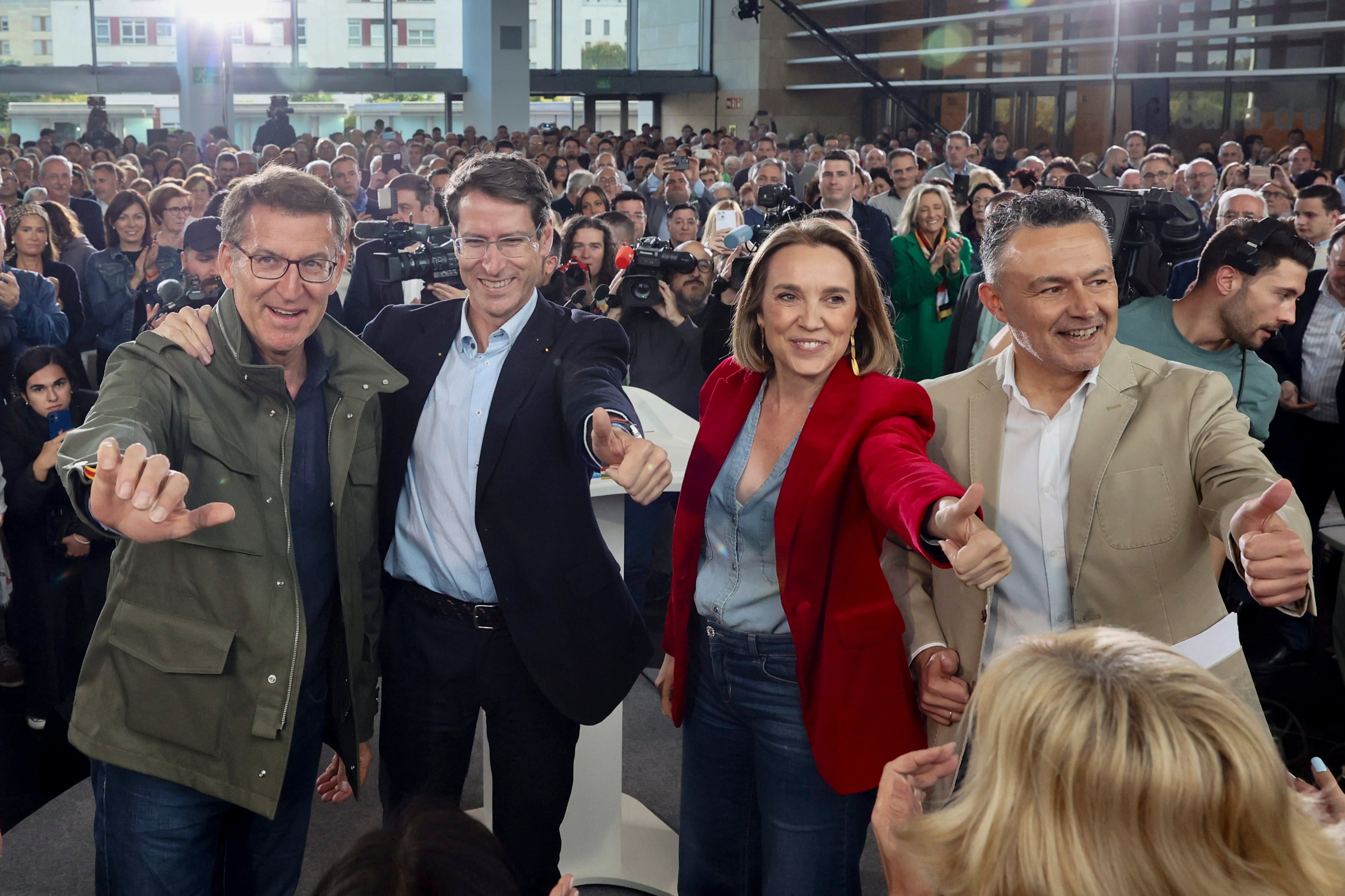 LOGROÑO 13/05/2023.- El presidente del PP, Alberto Núñez Feijóo (i), acompañado por secretaria nacional, Cuca Gamarra (2d), y los candidatos a la Presidencia del Gobierno riojano, Gonzalo Capellán (2i), y Alcaldía de Logroño, Conrado Escobar(d), visita Logroño en el segundo día de campaña para respaldar a sus candidatos en La Rioja, que aspiran a dar un vuelco electoral y recuperar las instituciones riojanas que perdieron hace cuatro años.- EFE/Raquel Manzanares
