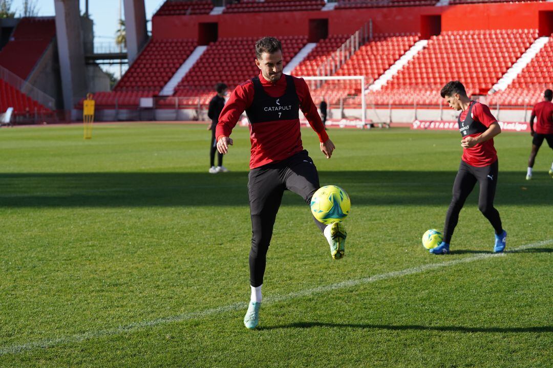 Juan Villar en el entrenamiento del Almería. 