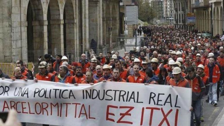 Miles de personas se han manifestado en Zumarraga para defender la continuidad de la actividad de la planta que Arcelor Mittal tiene en la localidad