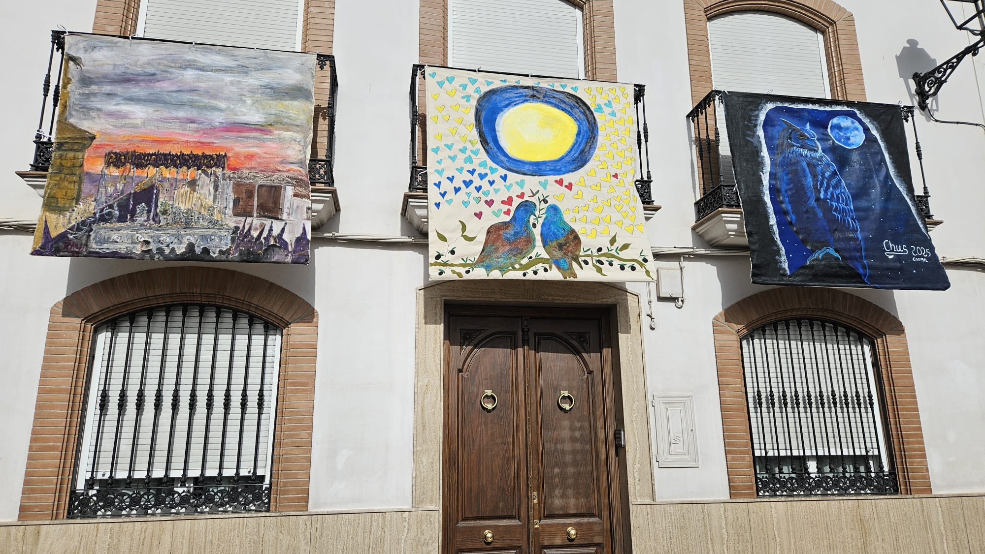 En el centro la pintura de Luisa Raya, en la Plaza del Mercado de Abastos