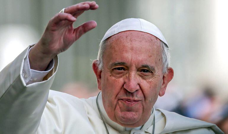 Fotografía de archivo fechada el 6 de abril de 2016 que muestra al papa Francisco durante una audiencia pública en la Plaza de San Pedro del Vaticano.