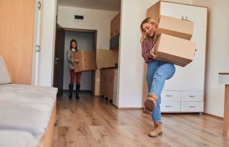 Dos chicas llegando a su habitación en una residencia de estudiantes