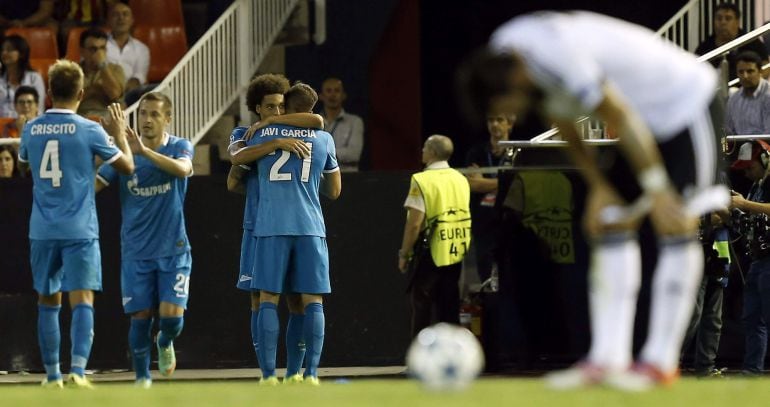 Los jugadores del del Zenit celebran el gol de Witsel.