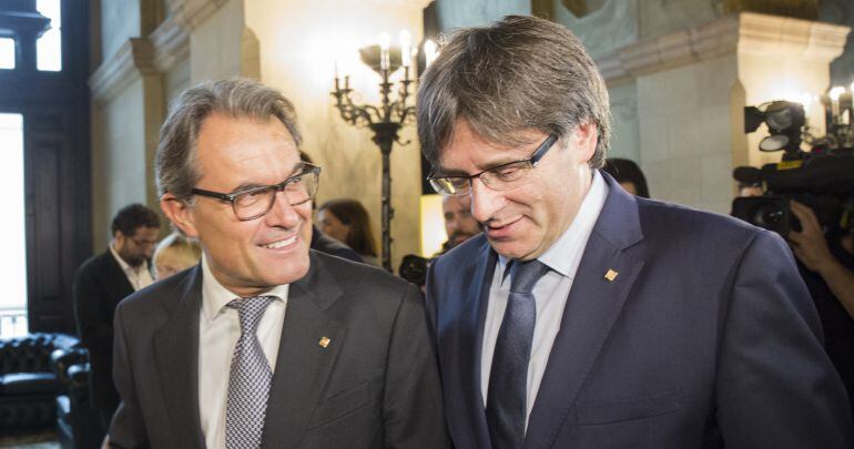 Artur Mas amb Carles Puigdemont, als passadissos del Parlament, durant el debat de la qüestió de confiança