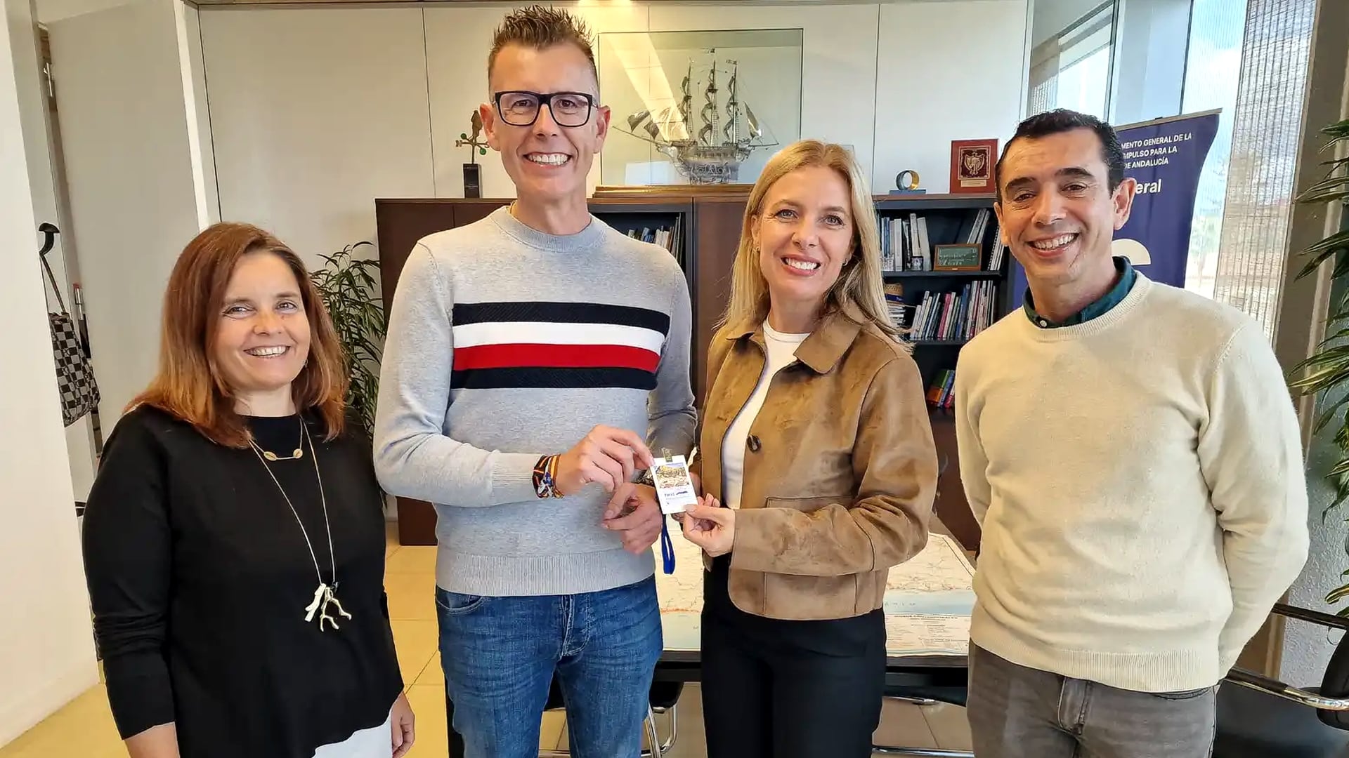 La diputada de Fomento e Infraestructuras, Nieves Atencia, ha entregado el plan al alcalde de Cuevas de San Marcos, José María Molina