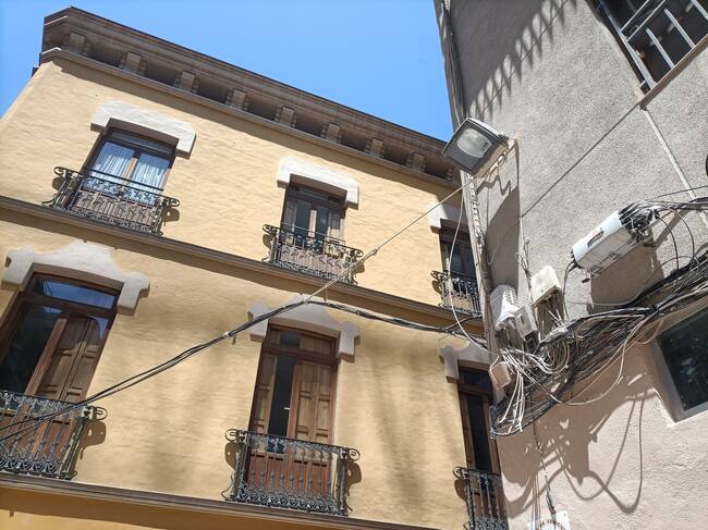 Cables en el entorno del monumento BIC Casa Diaz Cassou de Murcia