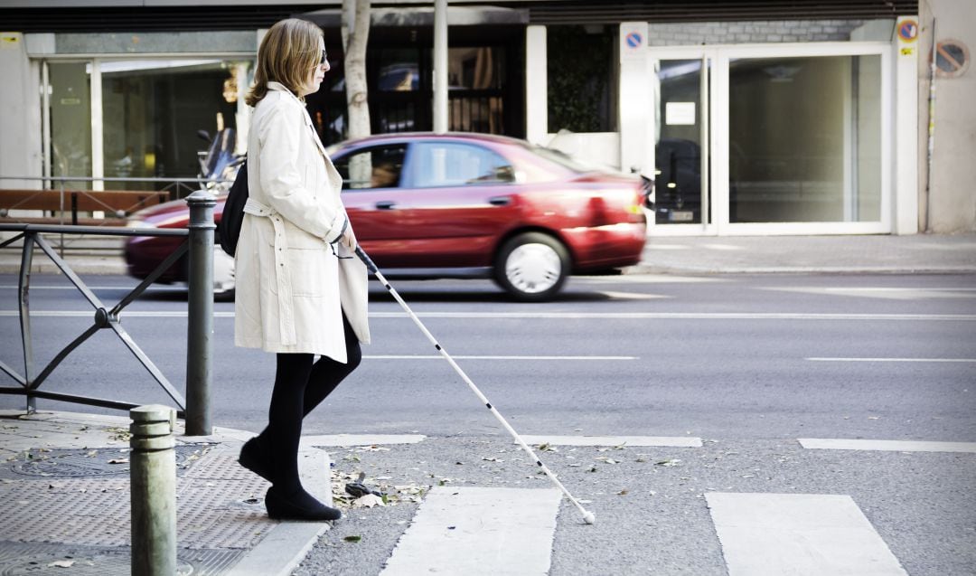 La movilidad en las ciudades es uno de los asuntos pendientes para las personas invidentes.