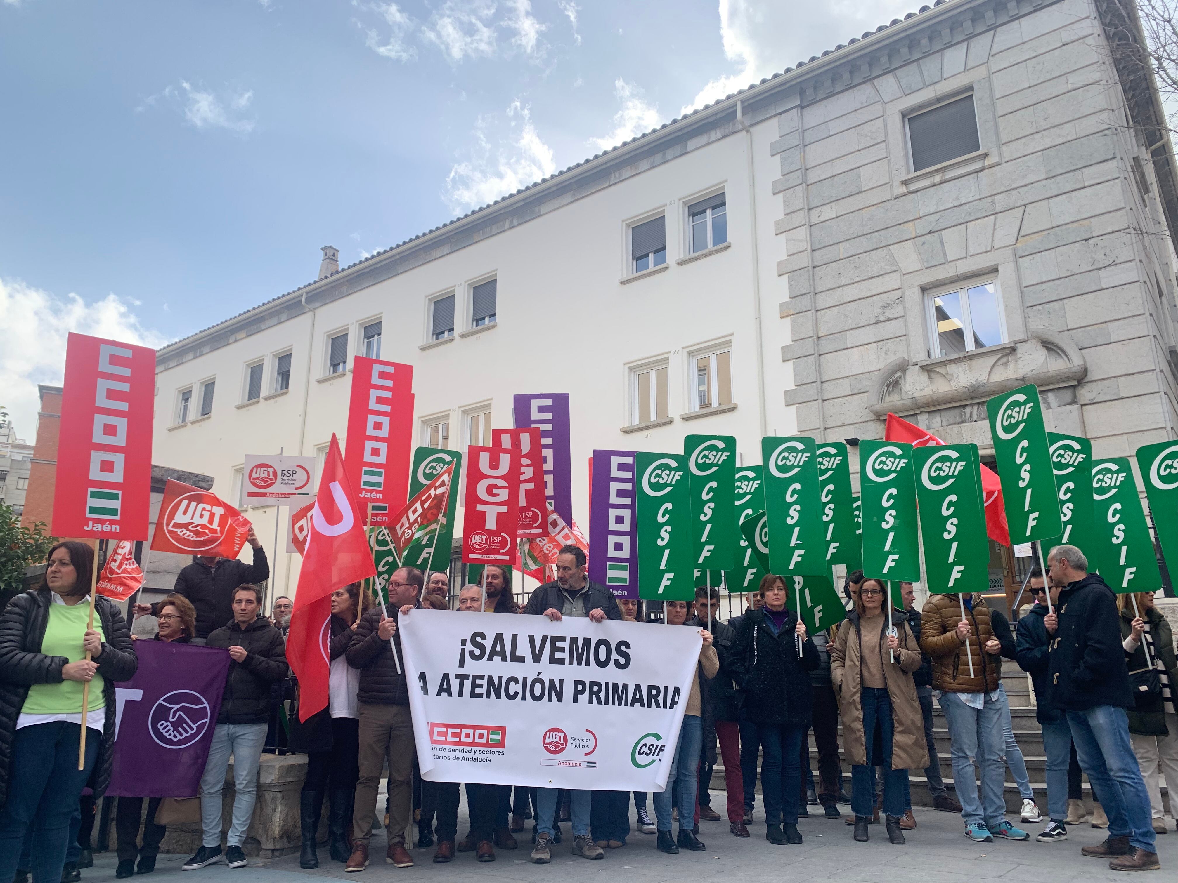 Protesta de los sindicatos ante el Centro de Salud de 'Virgen de la Capilla'.