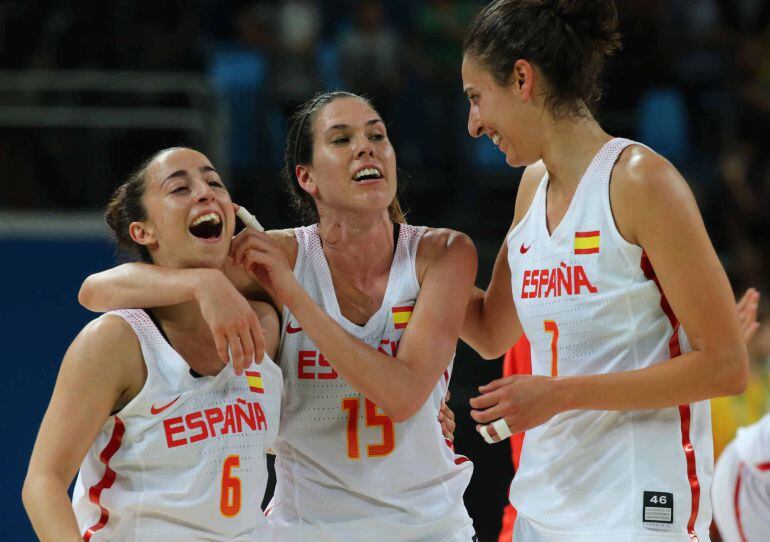 Las españolas Silvia Dominguez (i), Anna Cruz (c) y Alba Torrens (d) celebran la victoria de su equipo 