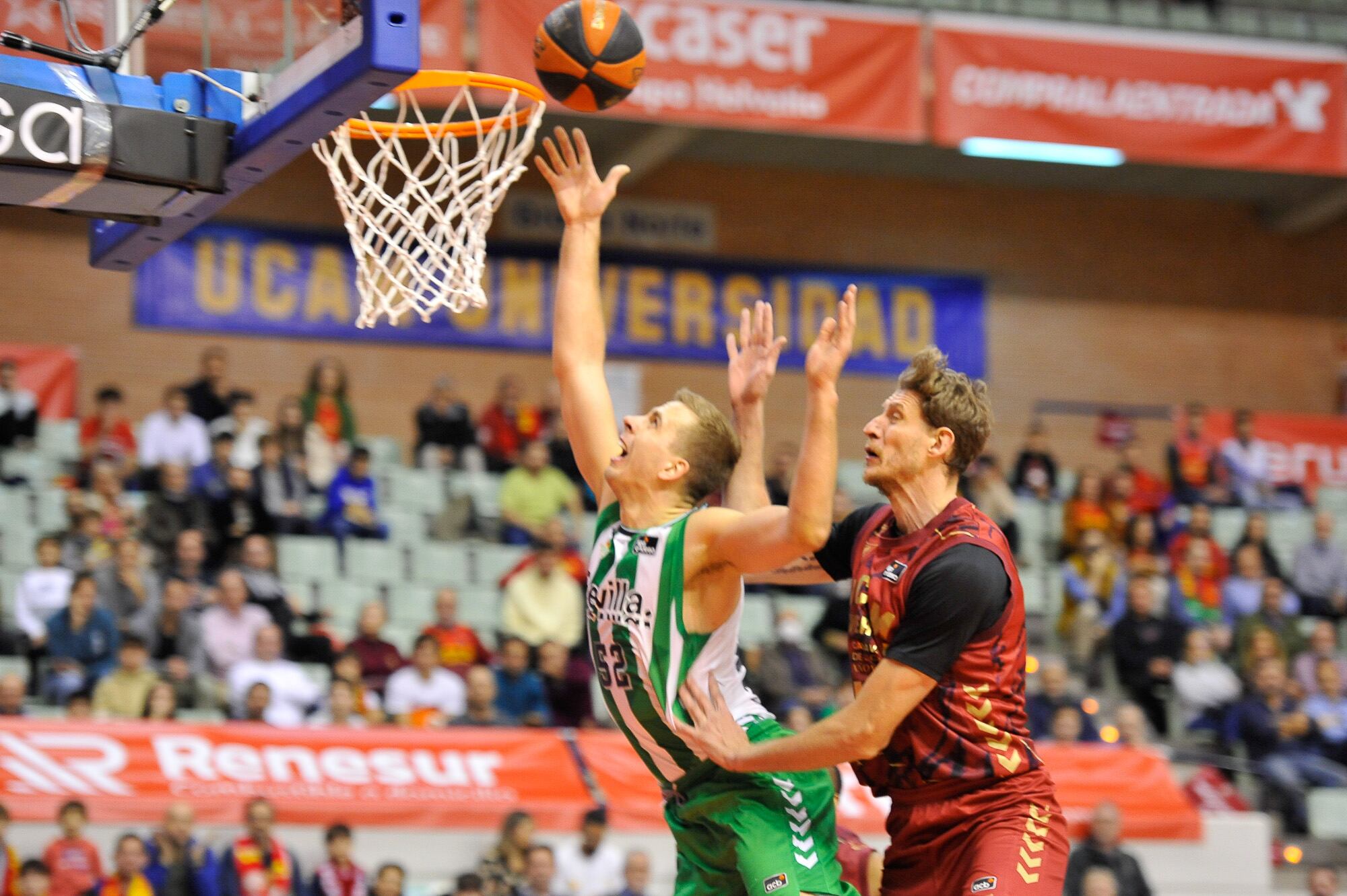 Pustovyi luchando el balón bajo canasta