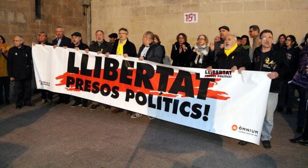 Representants de l&#039;ANC i Òmnium i de partits polítics, encapçalant la pancarta en la concentració a Lleida