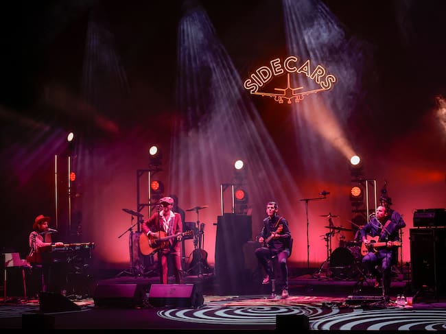 FERROL, 19/04/2024.-El Modo Avión Teatro Tour, la gira de Sidecars, "está siendo alucinante, una de las más bonitas que hemos hecho en nuestra vida", porque la banda "está en el mejor momento", confiesa su vocalista, Juancho Conejo (Madrid, 1987), en una entrevista poco antes de su concierto de este viernes en Ferrol. EFE/ Kiko Delgado.