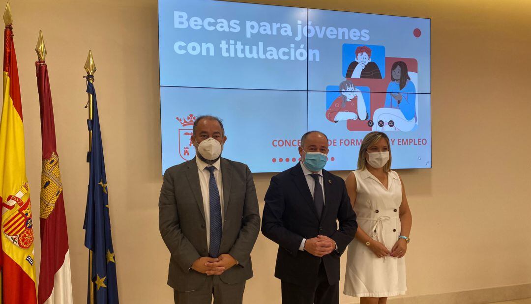 Emilio Sáez, alcalde de Albacete, Amparo Torres, concejal de Formación y Empleo, y Julián Garde, rector de la Universidad de Castilla La Mancha.