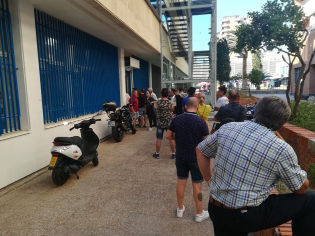 Fila de primera hora de la mañana a las puertas de las oficinas del Real Zaragoza