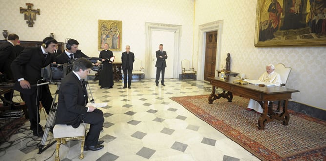 El papa Benedicto XVI, durante su entrevista en televisión