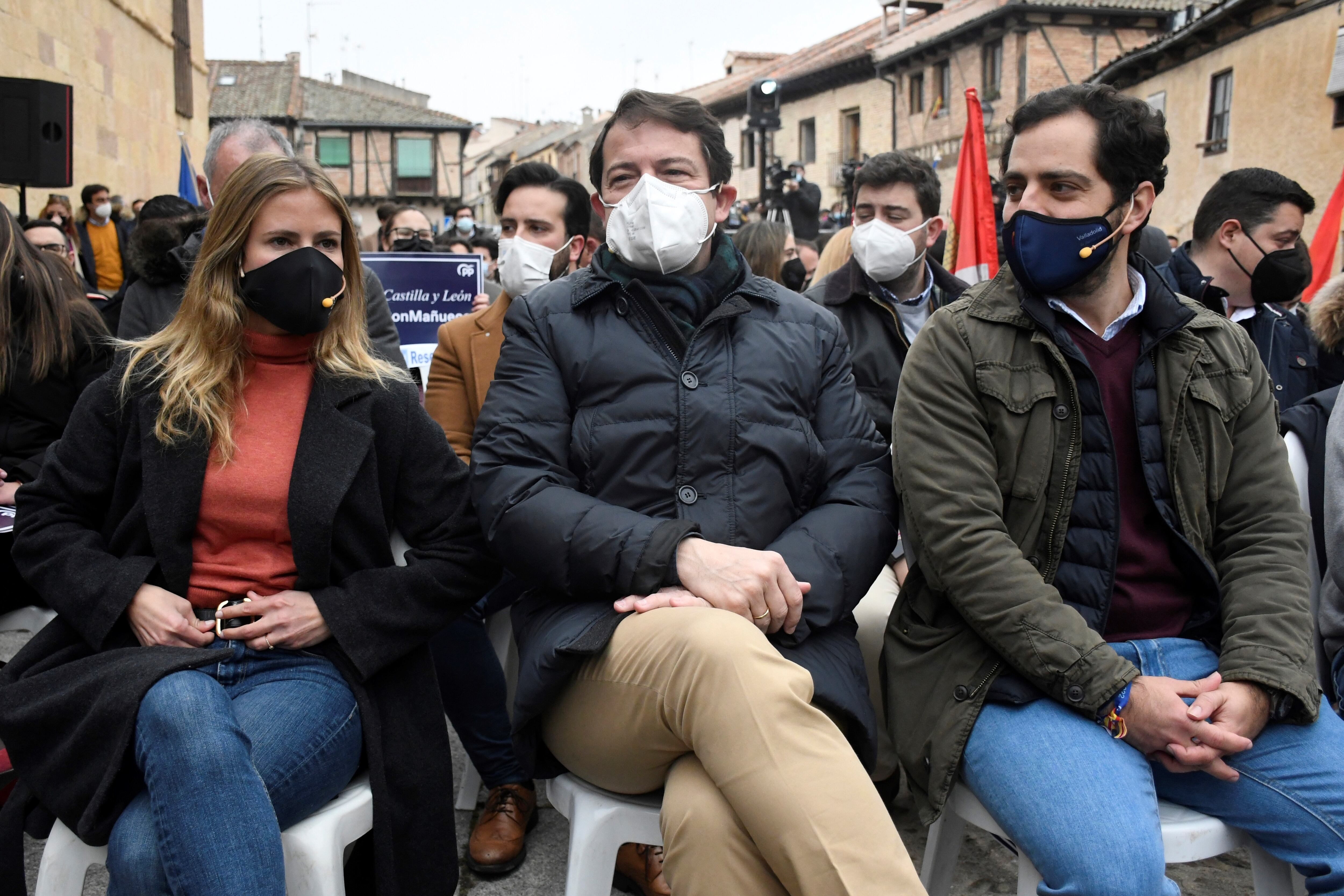 El candidato del PP de Castilla y León a las elecciones autonómicas del 13 de febrero, Alfonso Fernández Mañueco junto con la Presidenta de NNGG, Bea Fanjul, y el Presidente de NNGG CyL, Eduardo Carazo.