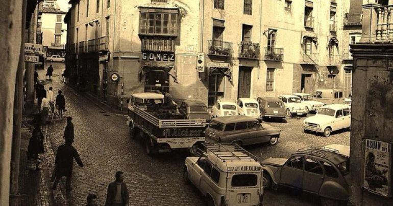 Imagen antigua de la calle Colón de Jaén, una via adoquinada desde hace muchas décadas y que será asfaltada por el equipo de gobierno del PP