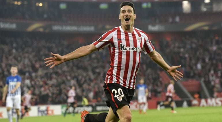 Aritz Aduriz celebra un gol en San Mamés