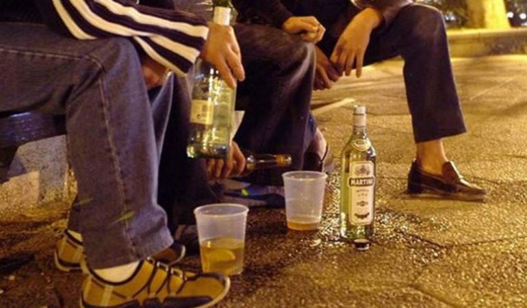 Un grupo de personas consumen bebidas alcohólicas en una plaza de Madrid.