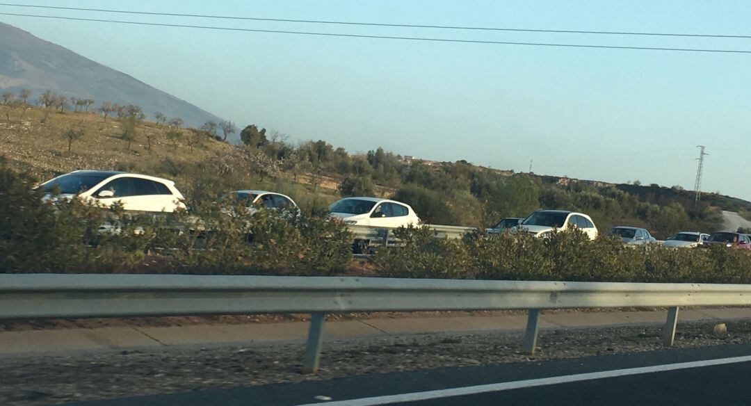 Retenciones kilométricas en la subida a Granada desde la costa