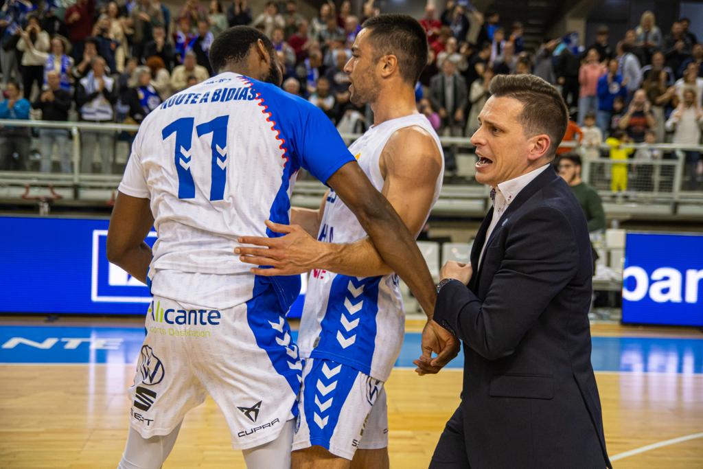 Roger Moute A Bidias, Álex López y Rubén Perelló celebran la victoria ante San Pablo Burgos. Foto: HLA Alicante