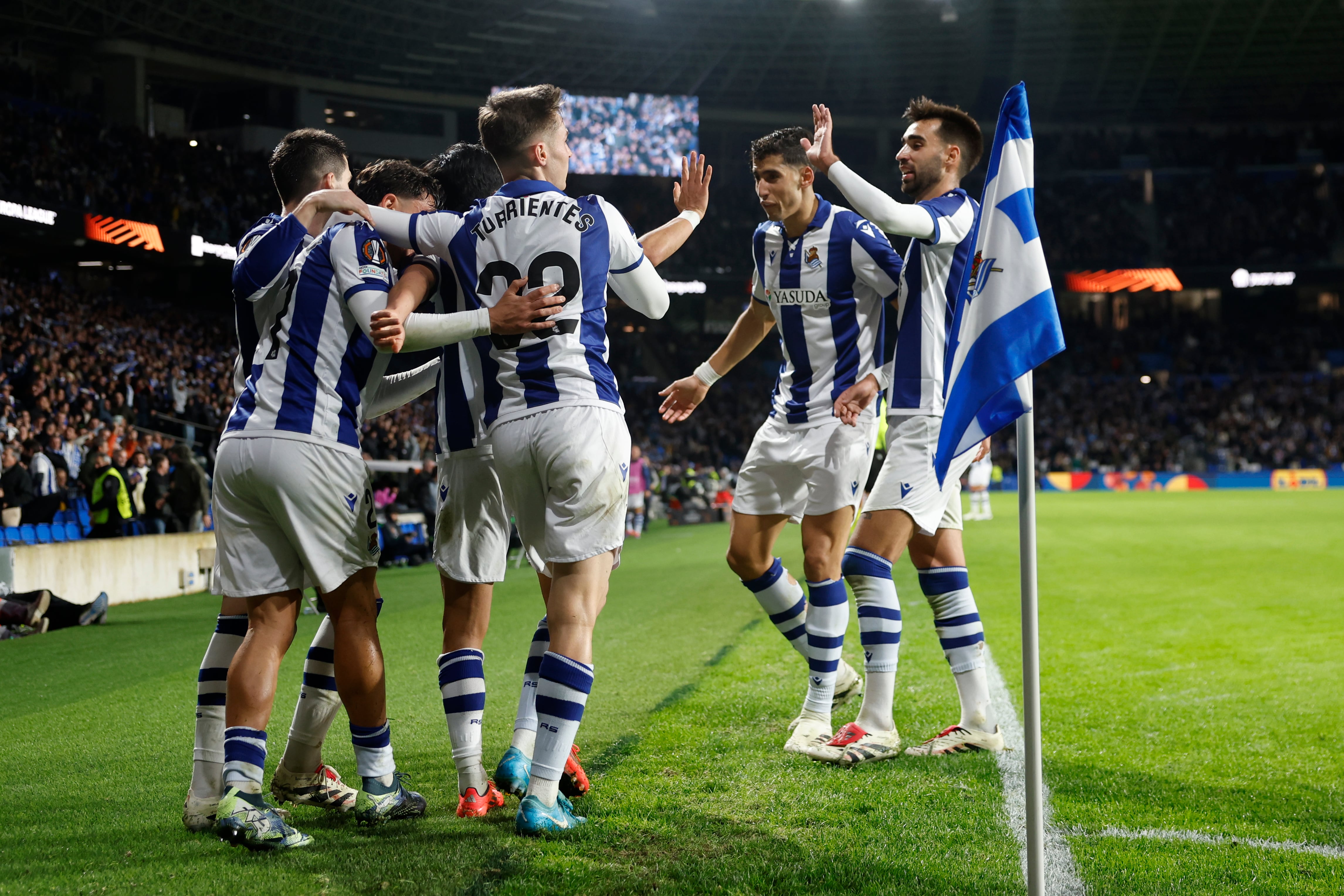 SAN SEBASTIÁN, 28/11/2024.- Los jugadores de la Real Sociedad celebran el segundo gol del equipo durante el partido de la Liga Europa que Real Sociedad y Ajax de Ámsterdam disputan este jueves en el Reale Arena, en San Sebastián. EFE/Javier Etxezarreta
