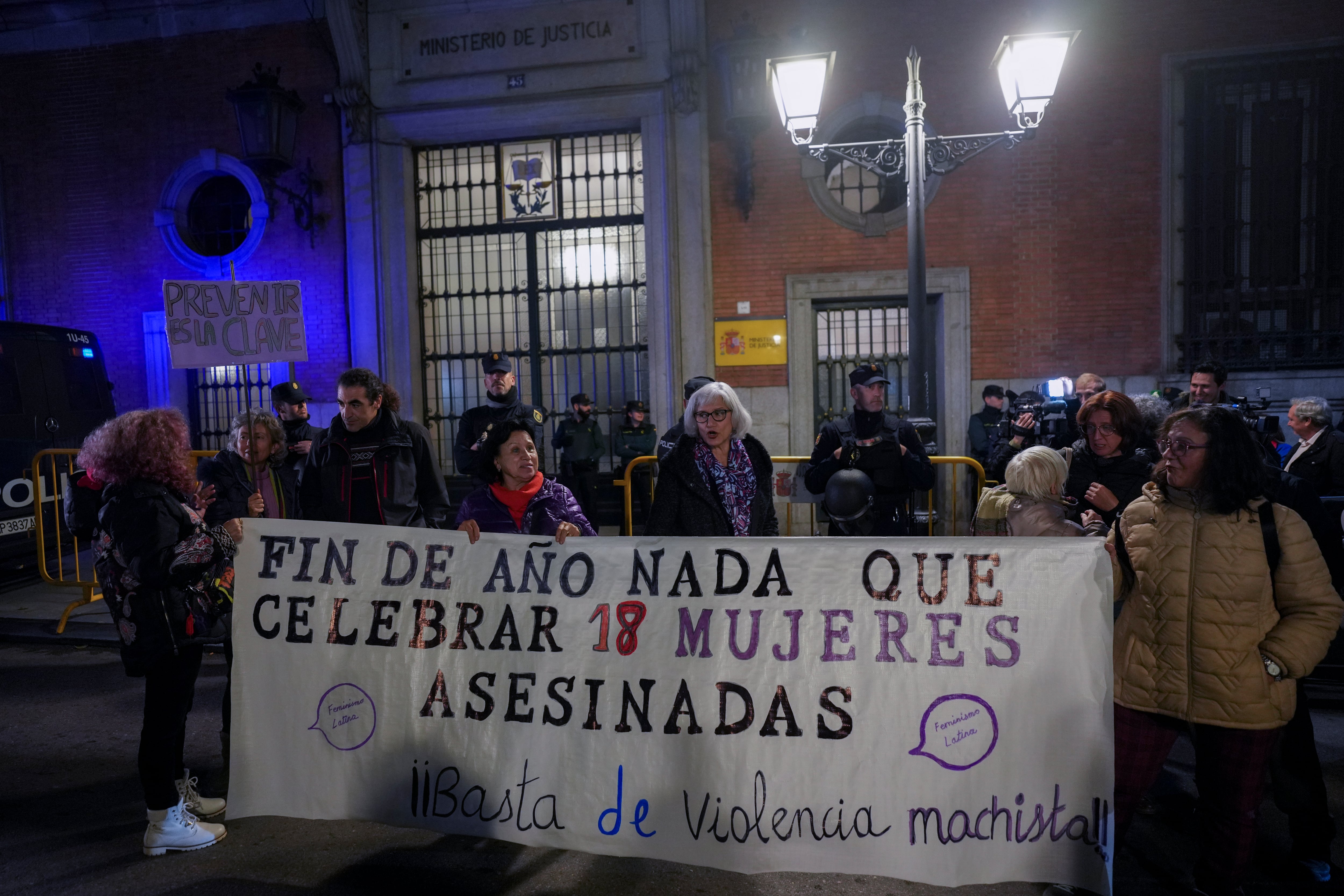 Casi un centenar de personas se concentraron frente al Ministerio de Justicia, en Madrid, para protestar por los crímenes machistas registrados este último mes, que dejan un total de 13 mujeres asesinadas y dos más en estado grave.