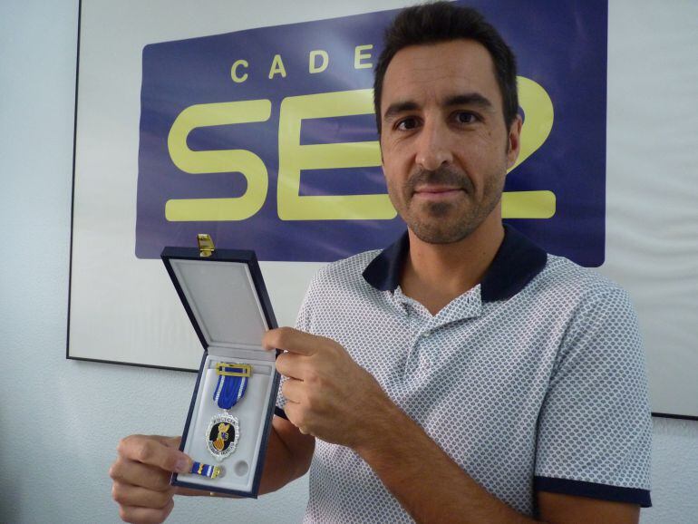 El Policía local Alejandro Andrés con su condecoración en Radio Elda Cadena SER