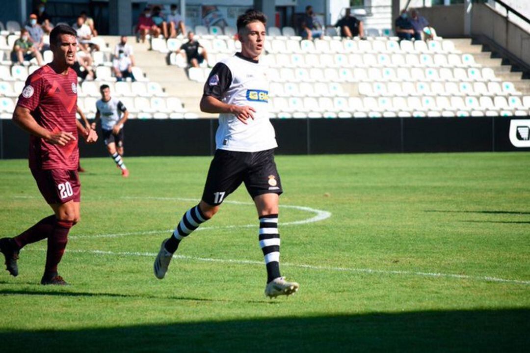 Seguín busca un balón en un partido del Real Unión