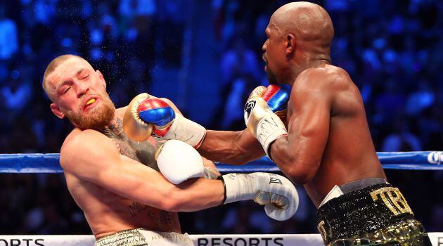 Mayweather logra conectar un puñetazo en la cara de McGregor