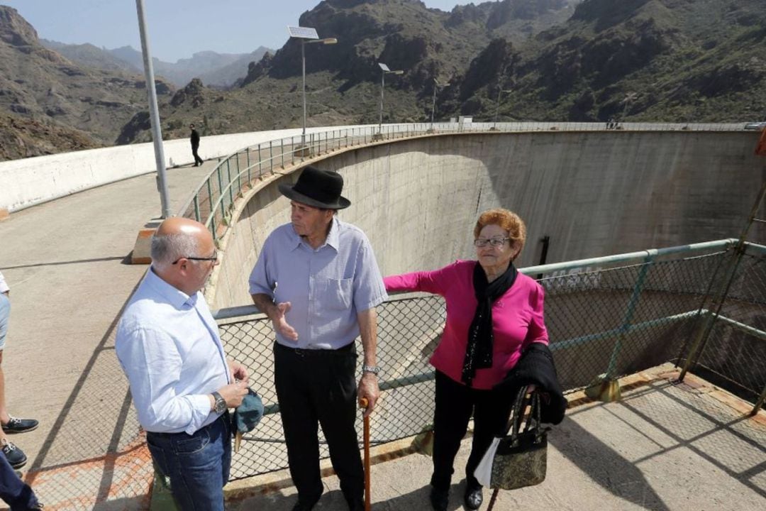 El presidente del Cabildo grancanario, Antonio Morales, durante una visita a la presa donde se proyecta la central Chira-Soria.