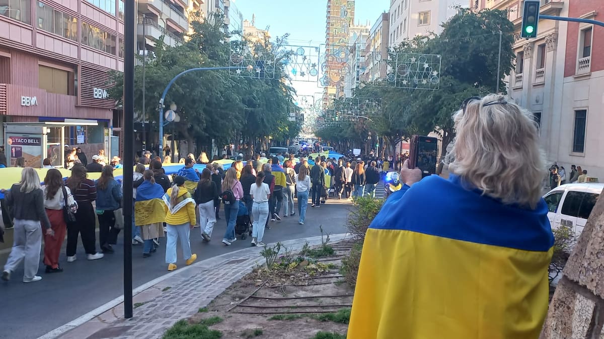 La bandera de Ucrania recorre Alicante en el cuarto aniversario de la invasión rusa