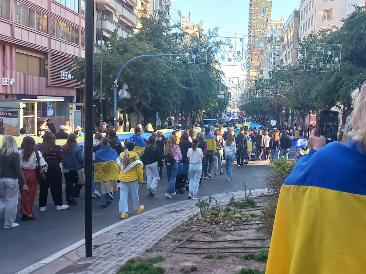 La bandera de Ucrania recorre Alicante en el cuarto aniversario de la invasión rusa