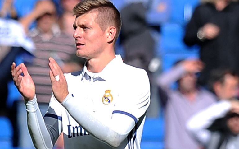 Kroos aplaude al público al término del partido frente al Leganés