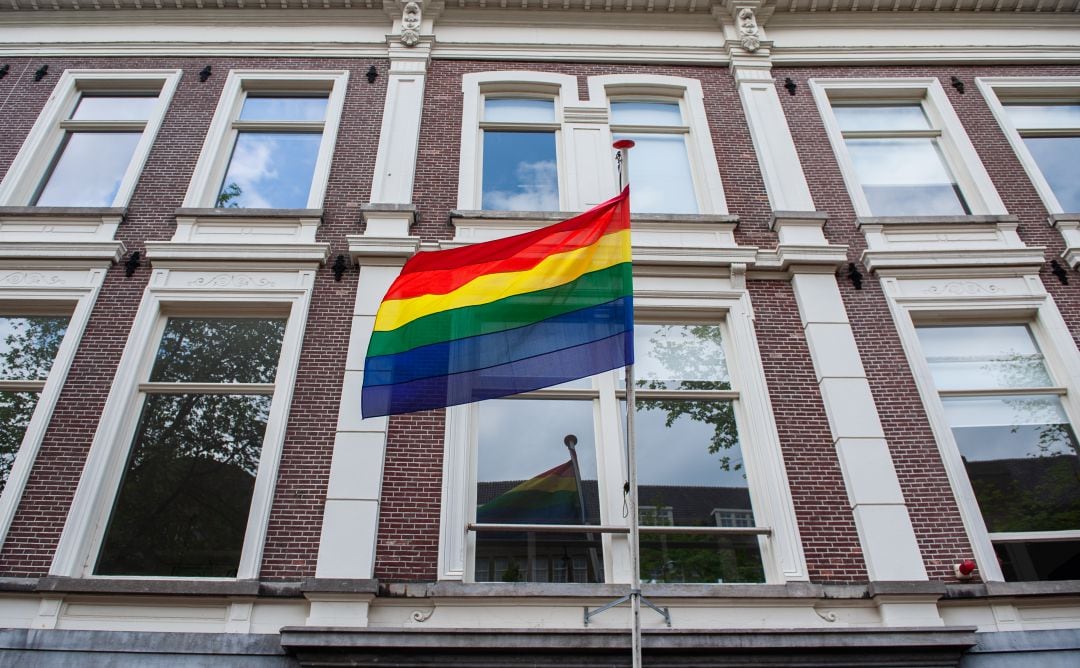 Una bandera en un edificio de Ámsterdam