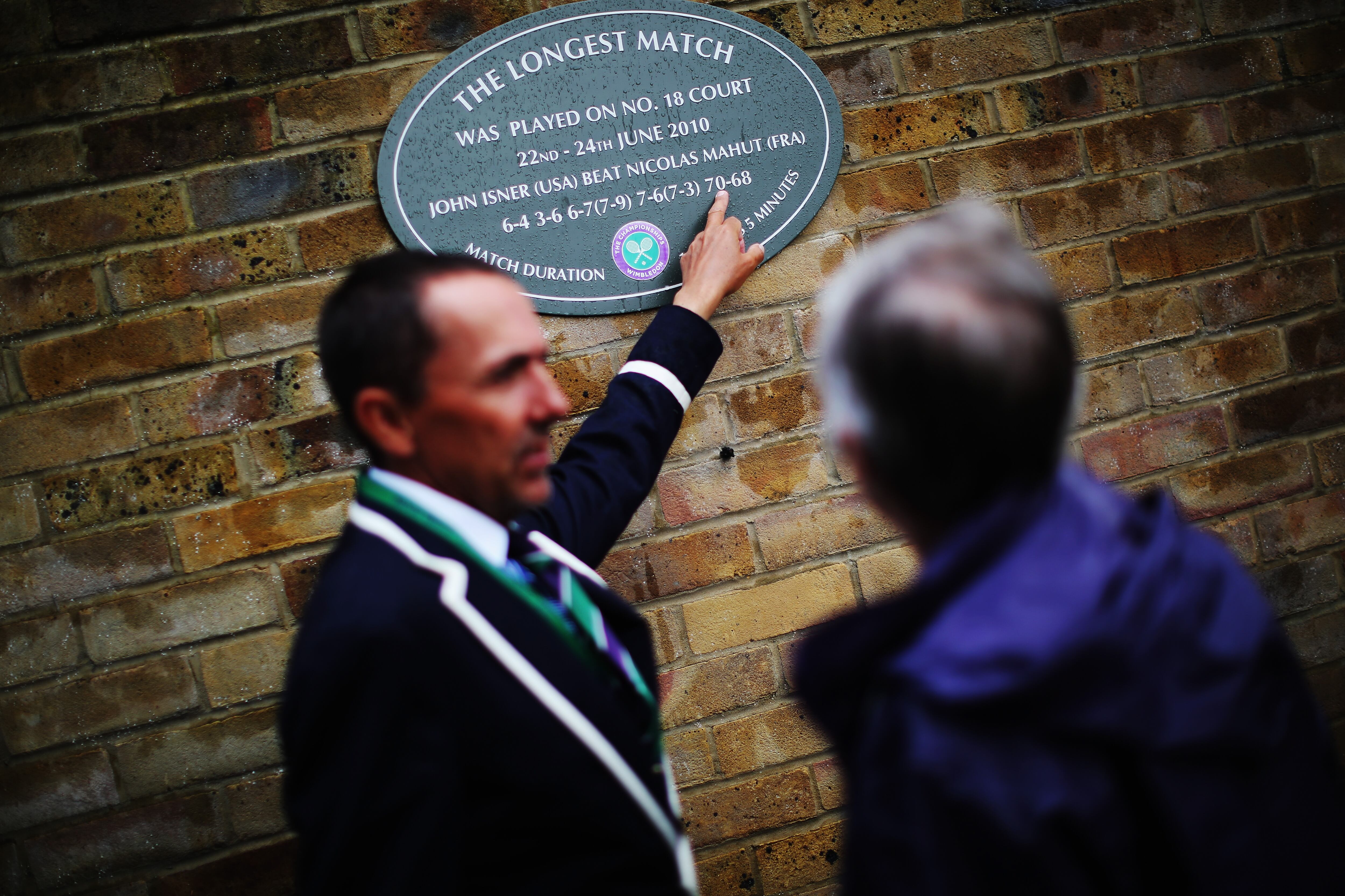 Placa del partido más largo de la historia, en una pared de los campos de Wimbledon