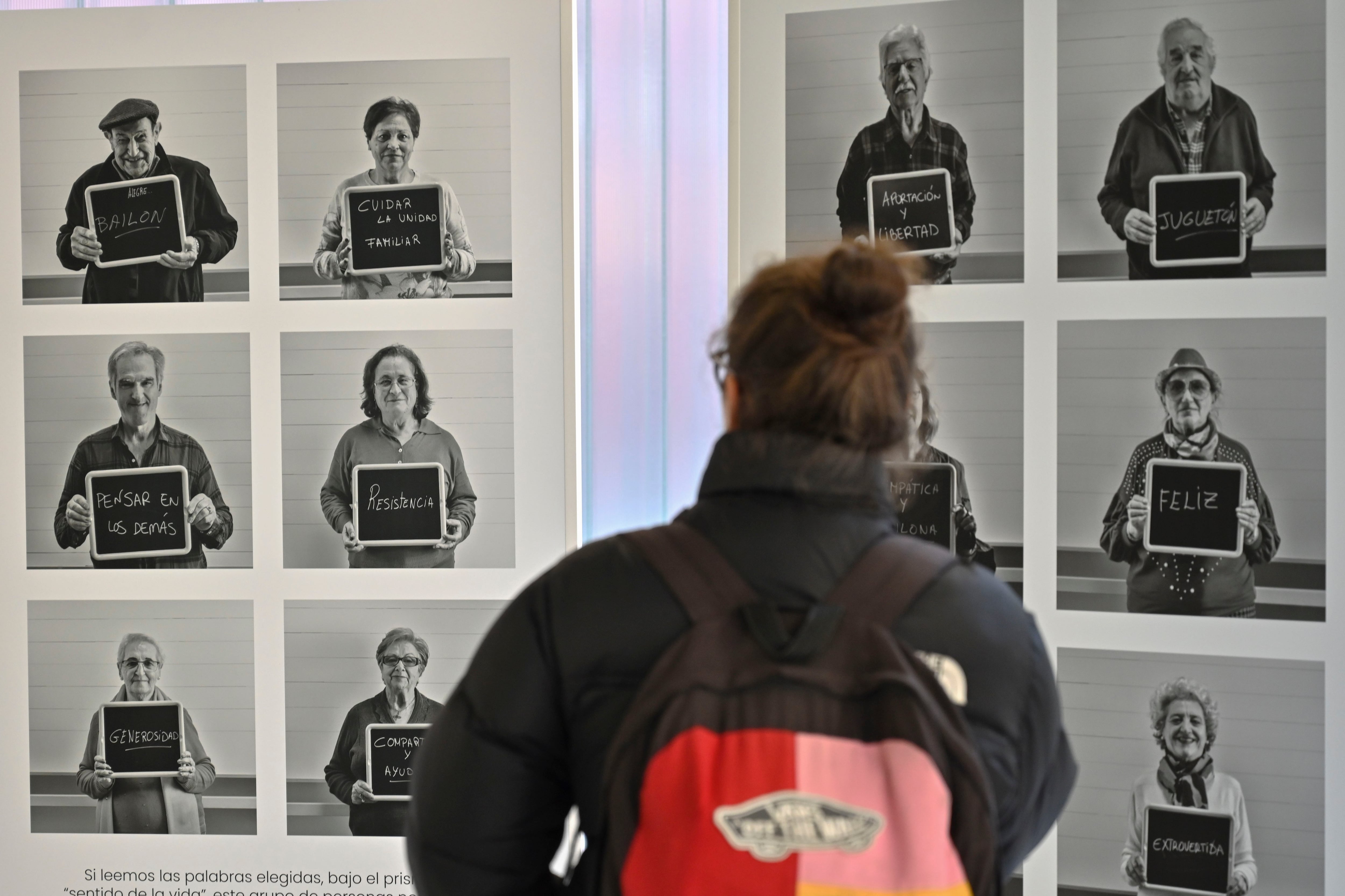 PALENCIA, 19/01/2025.-Fichas policiales para romper prejuicios sobre el edadismo y la vejez. Es el proyecto artístico &#039;Mi delito es... mi mejor cualidad&#039; que, a través de retratos y testimonios, utiliza el arte para cuestionar el edadismo y fomentar un cambio de percepción generacional. EFE/ Almudena Álvarez
