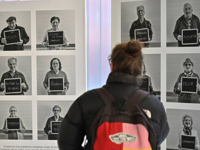PALENCIA, 19/01/2025.-Fichas policiales para romper prejuicios sobre el edadismo y la vejez. Es el proyecto artístico 'Mi delito es... mi mejor cualidad' que, a través de retratos y testimonios, utiliza el arte para cuestionar el edadismo y fomentar un cambio de percepción generacional. EFE/ Almudena Álvarez