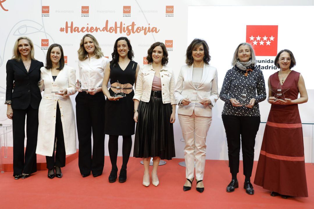 Foto de familia de las premiadas durante la entrega de reconocimientos por el Día Internacional de la Mujer en la Real Casa de Correos, en Madrid, a 06 de marzo de 2020. 06 MARZO 2020
 
 