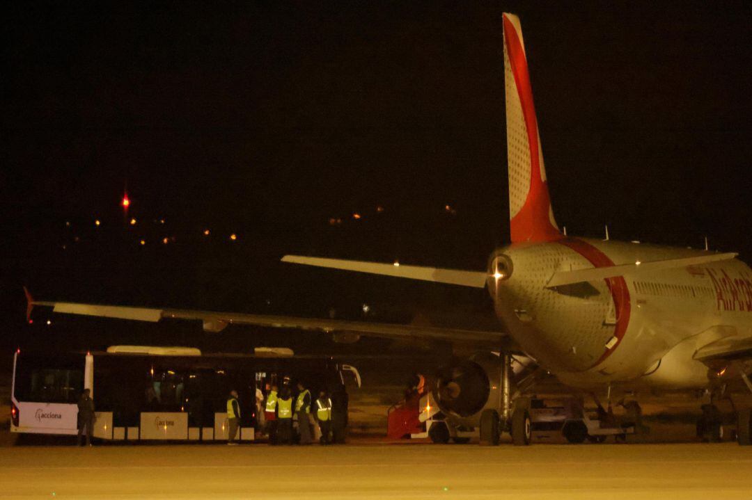 Pasajeros que también volaban en el avión de la Royale Air Marroc, son trasladados hoy viernes a la terminal del aeropuerto de Palma de Mallorca, tras el incidente provocado por el grupo de viajeros que han abandonado la aeronave cuando aterrizó de forma urgente en el aeropuerto balear.