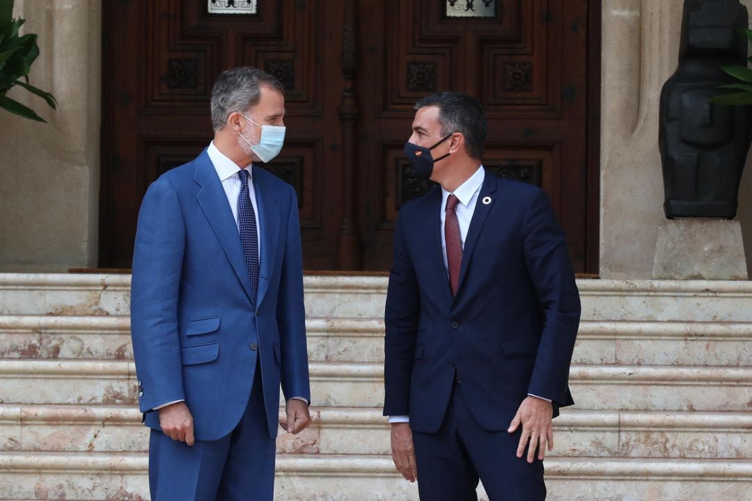 El rey Felipe VI (i) y el presidente del Gobierno, Pedro Sánchez, minutos antes del comienzo de un despacho programado sobre asuntos oficiales en el palacio de Marivent de Palma.