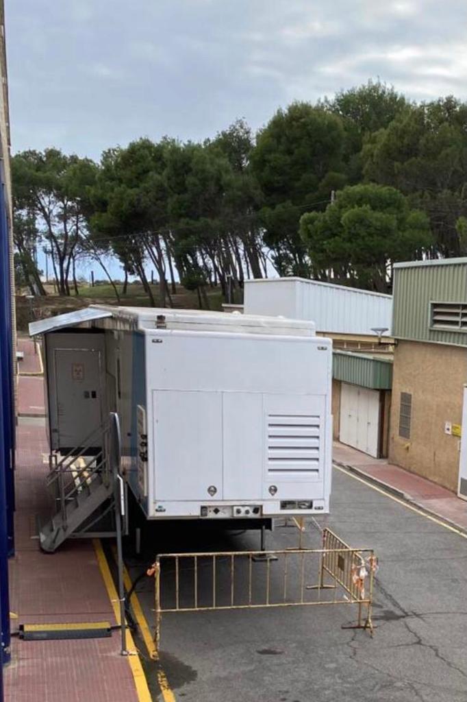 Camión con el TAC portátil a las puertas del servicio de Urgencias en el Hospital San Jorge