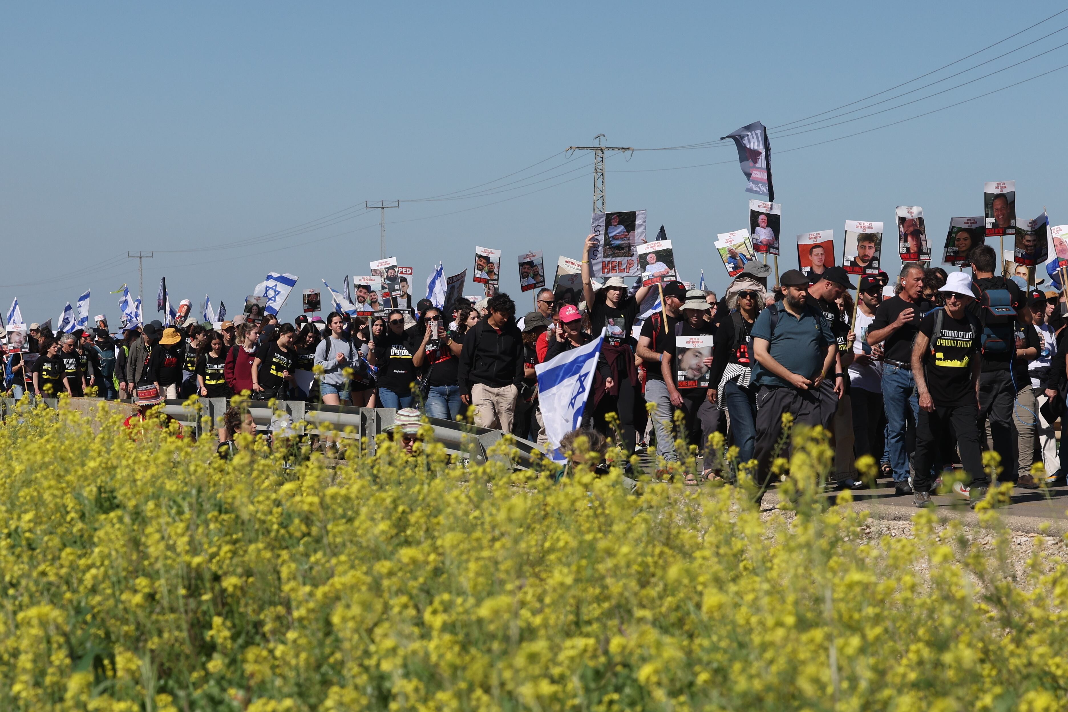 Las familias de los rehenes retenidos por Hamás participan en la segunda jornada de la marcha de cuatro días hacia Jerusalén, cerca de la ciudad de Kiryat Gat, en el sur de Israel, este jueves.