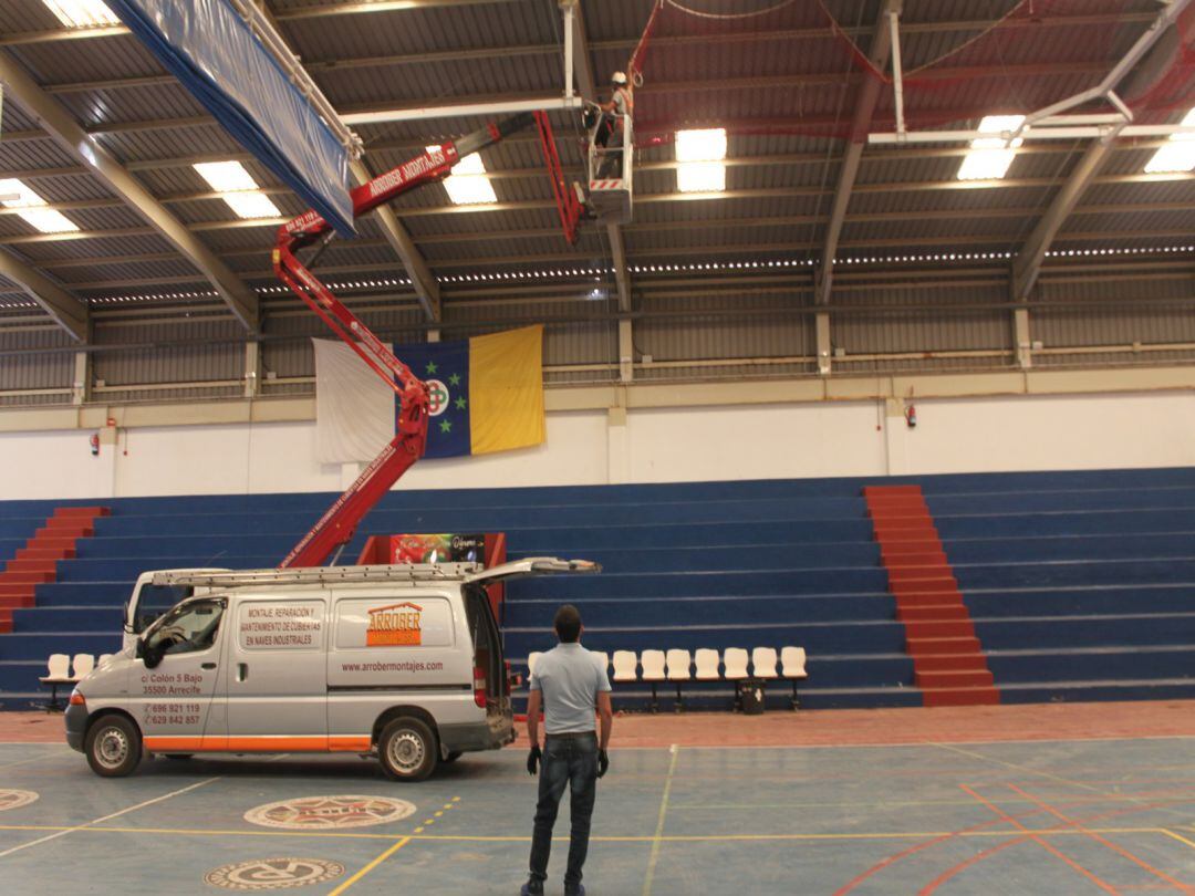 Trabajos en la cubierta del Pabellón Municipal de Titerroy.